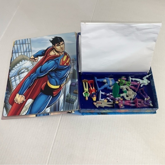 DC Comics SUPERMAN Busy Book 10 Figures Playmat - Picture 3 of 16